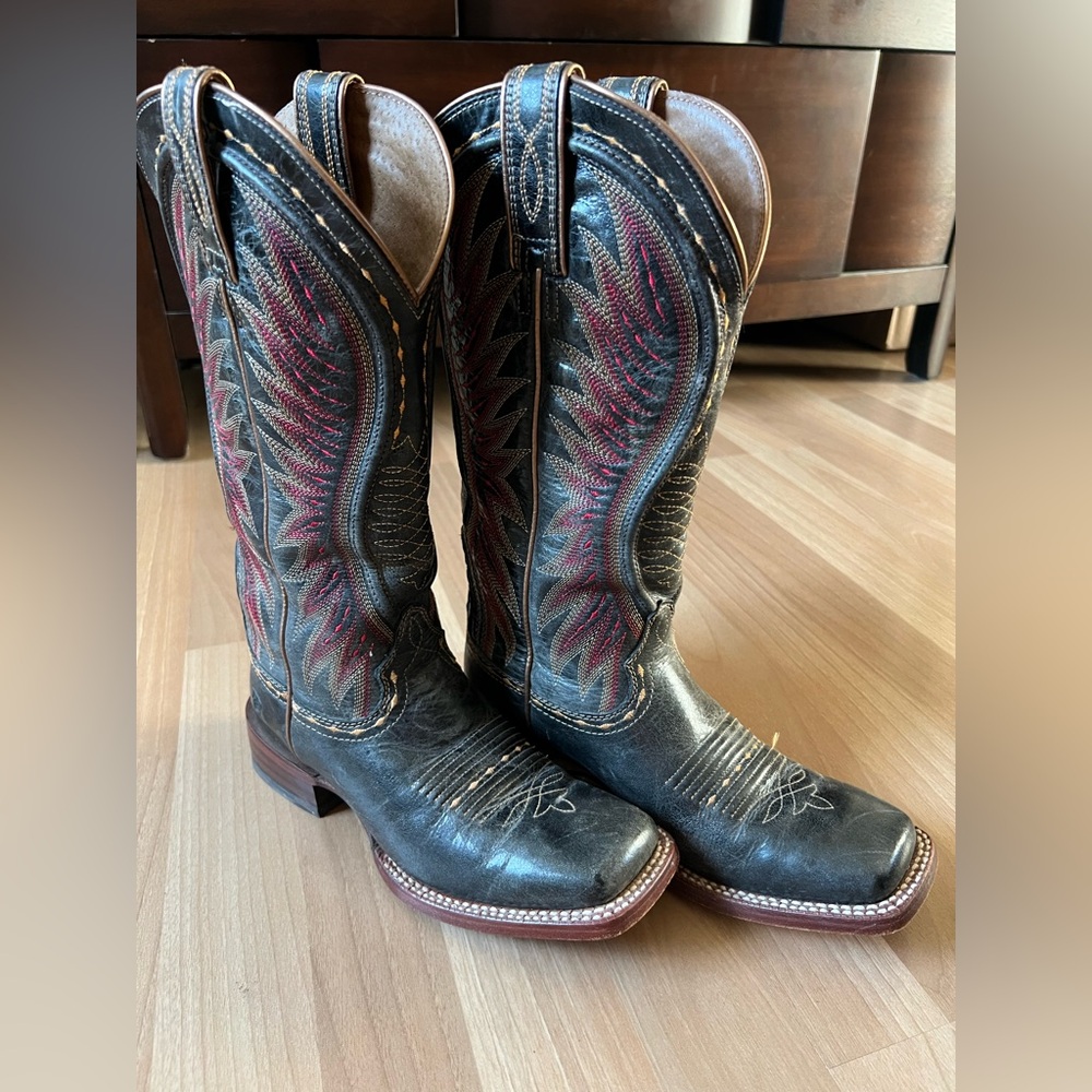 Women’s Ariat 6.5B square toe cowboy boot